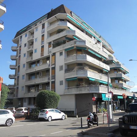 Isa Center - Leonardo Accademy - Mxp - Lakes Sesto Calende Exterior photo